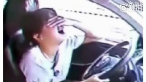 心疼!女子五次考科目二均失败,考完车内大哭惹人心疼